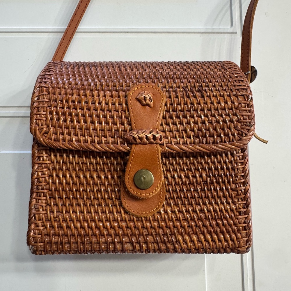 Wicker Picnic Basket Style Tan Crossbody Bag Purse Faux Leather Strap
